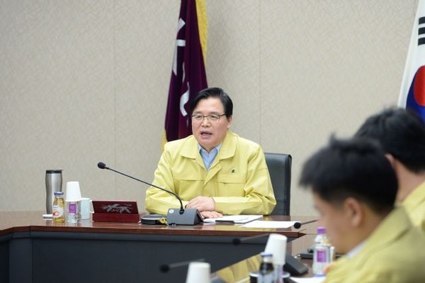 사진설명 : 권평오 KOTRA 사장이 중국지역 무역관과 화상으로 연결해 개최한 비상대책반 회의에서 발언하고 있다.