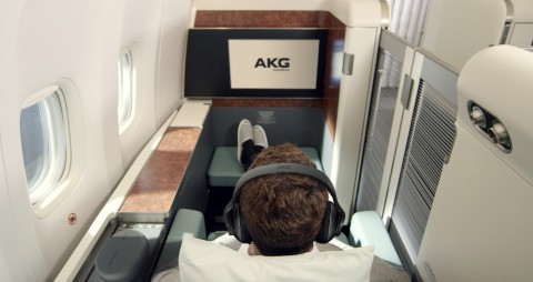 사진설명 : 삼성전자 오디오 브랜드 AKG의 노이즈 캔슬링 헤드폰 N700이 대한항공 퍼스트클래스 전용 공식 헤드폰으로 선정됐다