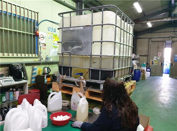 A 무허가 손소독제 제조업체 작업장, 세정제를 용기에 주입하는 장면 (제공 : 서울시)