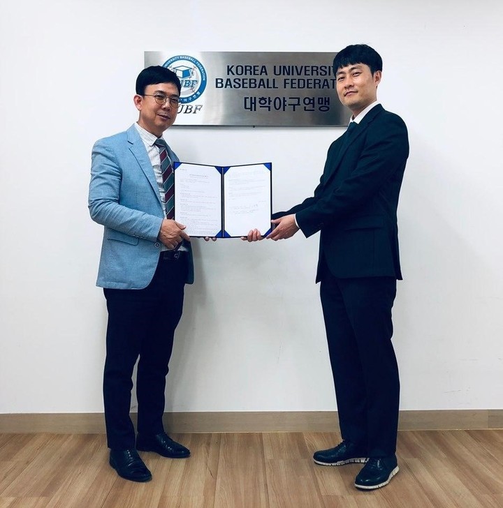 지난 1일 한국대학야구연맹 고천봉(좌)과 파머스현 현요셉 대표가 공식 스폰서 협약을 맺고 있다.