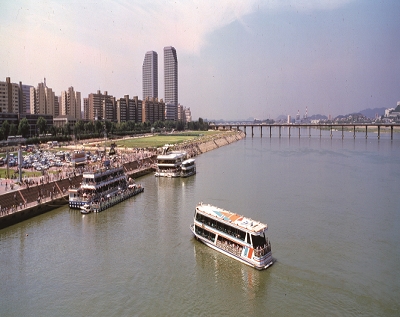 1987년 여의도 선착장과 유람선 (제공 : 서울역사박물관)