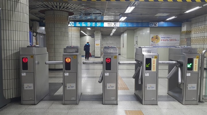 자동차 하이패스처럼 교통카드를 개찰구에 직접 찍지 않고 자동으로 요금이 결제되는 비대면 서비스가 서울 지하철에 도입된다.