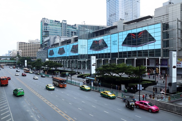 태국 방콕에 위치한 쇼핑센터 센트럴 월드(Central World)에 설치된 ‘갤럭시 Z 폴드2’ 옥외광고 (제공 : 삼성전자)