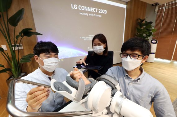 LG커넥트 참가 기업 에이치로보틱스 관계자가 로봇 수트를 시연하고 있는 모습. (이미지 : LG)