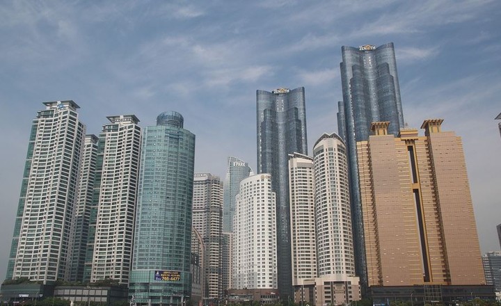 해운대 및 부산 일부지역과 대구 수성, 경기 김포가 부동산 조정대상 지역에 포함된다. (이미지 : 해운대 고층 아파트 모습. Pixabay)