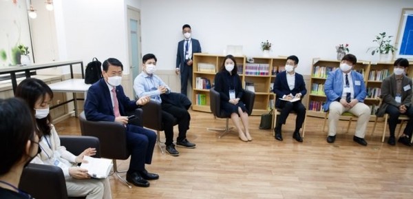 은성수 금융위원장(사진 왼쪽에서 세번째)이 12일 서울 종로구 정부서울청사에서 금융발전심의회 청년특별분과인 '금발심 Futures' 1차 회의에 참석해 발언을 하고 있다(제공=금융위원회)