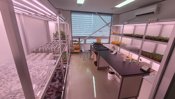 Photo=Plant Culture Room of ABio Materials Co., Ltd. Cheonan Factory