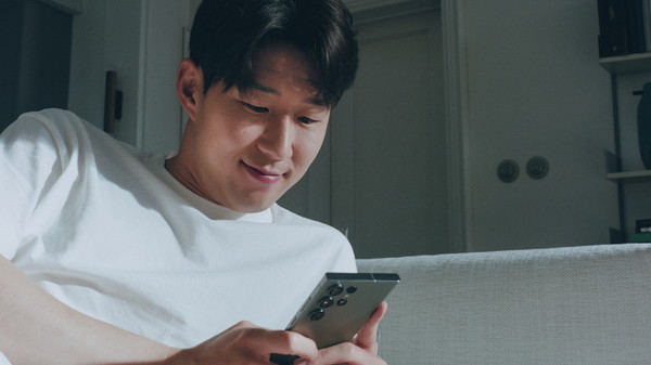 손흥민 선수가 '스마트싱스 라이프' 캠페인 영상에서 삼성 스마트싱스 앱을 살펴보면서 휴식을 취하는 모습(사진=삼성전자)