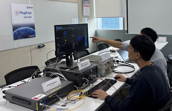 LG유플러스 임직원들이 플러그페스트에 앞서 오픈 기술을 테스트하는 모습(사진=LG유플러스)
