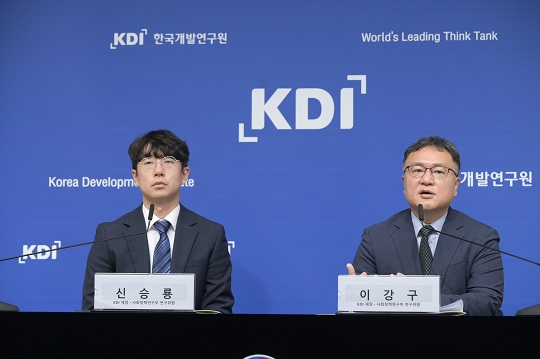 한국개발연구원(KDI)의 신승룡 연구위원(왼쪽)과 이강구 연구위원이 21일 정부세종청사에서 국민연금 개혁 방안에 대해 설명하고 있다. (사진제공=KDI)