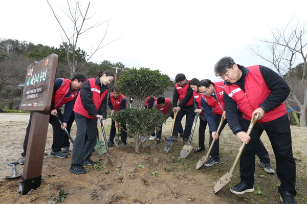 LG생활건강은 지난 26일 울산 양정동 오치골공원에서 울산 지역사회 관계자들이 참석한 가운데 나무 1,400그루를 심는 식재 행사를 열었다(사진=LG생활건강)
