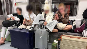 지하철 한 칸 신발 벗고 점령, '어느 나라길래?'